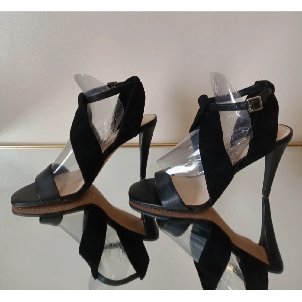 EXCELLENT CONDITION ELEGANT VINCE CAMUTO KALIENTIE LEATHER SANDAL WORN ONE TIME